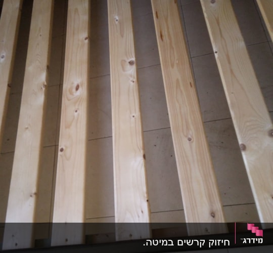 קרשים מעץ מסודרים על מסגרת מתכת